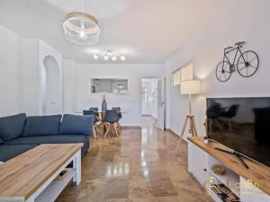 Telewizja i/lub zestaw kina domowego w obiekcie Apartamento cerca de la playa en las lagunas de Mijas
