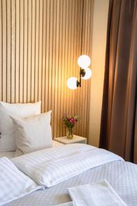 Letto o letti in una camera di Strandhotel Klitrosen