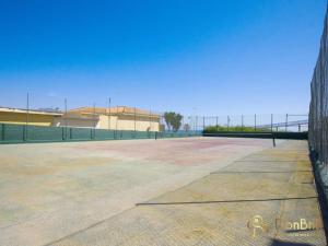 Tenis lub squash w obiekcie Apartamento cerca de la playa en las lagunas de Mijas lub w pobliżu