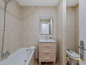 łazienka z wanną, umywalką i lustrem w obiekcie Apartamento cerca de la playa en las lagunas de Mijas w mieście Fuengirola
