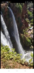una cascada a un lado de una montaña en Dar LBAHJA 2, en Ouzoud