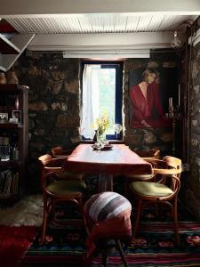 Et opholdsområde på Marina's Stone Cottage