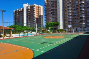 einen Tennisplatz in einer Stadt mit hohen Gebäuden in der Unterkunft Império Romano - Splash e Acqua Park in Caldas Novas