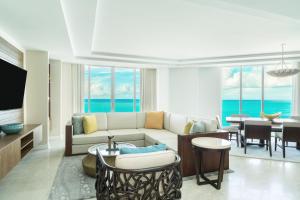 The Ritz-Carlton, Turks & Caicos في بروفيدنسياليس: غرفة معيشة مع أريكة وطاولة