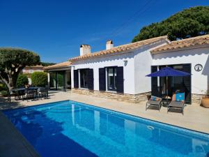 a villa with a swimming pool in front of a house at Villa Casa Cis in Calella de Palafrugell