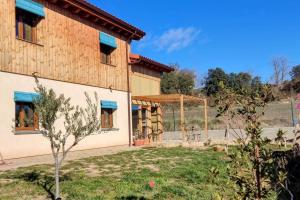 un bâtiment avec un kiosque devant lui dans l'établissement la caseta viva, à Olvan