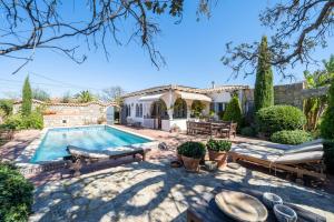 un patio trasero con piscina y una casa en Miro, en Mont-roig