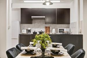 uma mesa de jantar com cadeiras e uma cozinha em Stylish 2BR Luxury Retreat with 65" Smart TV em Kent