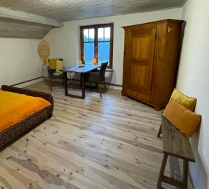 sypialnia ze stołem i jadalnią w obiekcie Maison Bardoz w mieście Le Clerjus