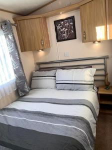 ein Schlafzimmer mit einem großen Bett in einem Zimmer in der Unterkunft B7 Millfields, Ingoldmells - 3 Beds, Ramp Access, Pet Friendly in Ingoldmells