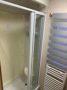 La salle de bains est pourvue d'une douche avec une porte en verre. dans l'établissement B7 Millfields, Ingoldmells - 3 Beds, Ramp Access, Pet Friendly, à Ingoldmells
