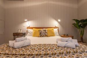 um quarto com uma cama grande com duas cadeiras em ElFaRo Kitty - Stylish Apartment Close to S. Peter em Roma