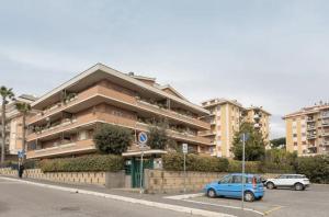 um carro azul estacionado em frente a um edifício em ElFaRo Kitty - Stylish Apartment Close to S. Peter em Roma