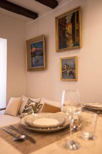 Posedenie v ubytovaní La Suite du 10 - Nice studio with view on the Canal and the Castle + 13 fotografií
