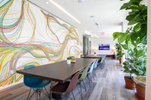 TV a/nebo společenská místnost v ubytování Clinton Hill 1br w wd gym pool nr BAM NYC-973 + 31 fotografií