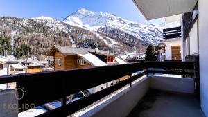 Elle comprend un balcon offrant une vue sur une montagne enneigée. dans l'établissement Haus Camillo, à Saas-Fee