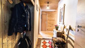 un couloir d'une maison avec une porte et une chaise dans l'établissement Haus Camillo, à Saas-Fee