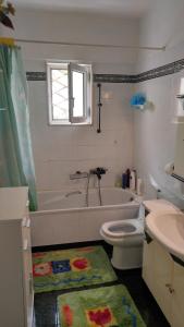 uma casa de banho com uma banheira, um WC e um lavatório. em Lamia - Premium apartment em Lamía