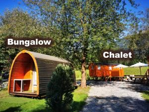 een kleine tent in een veld met een tafel en stoelen bij Camping Melezza in Losone