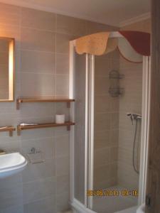 y baño con ducha y lavamanos. en APARTAMENTO ESPASANTE, en Porto de Espasante