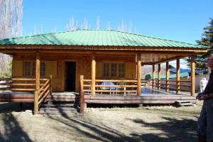 een groot houten paviljoen met een groen dak bij Cabaña Familiar El Refugio in Potrerillos