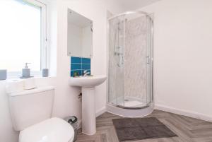 y baño con ducha, aseo y lavamanos. en Newly Refurbished Homely 4BR in Sherwood, en Nottingham