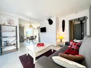 een woonkamer met een bank en een tafel bij LOVELY ! T2 Hyper Cocooning – Terrasse in Larmor-Plage