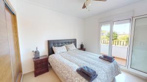 ein Schlafzimmer mit einem Bett und einem großen Fenster in der Unterkunft Casa Atlantico A-A Murcia Holiday Rentals Property in Sucina + 36 Fotos