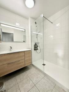 a bathroom with a shower and a sink at LOVELY ! T2 Hyper Cocooning – Terrasse in Larmor-Plage