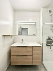 uma casa de banho com um lavatório e um chuveiro em LOVELY ! T2 Hyper Cocooning – Terrasse em Larmor-Plage
