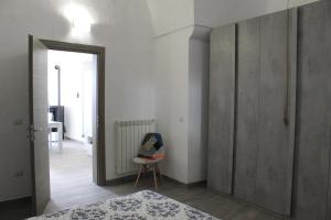 ein Zimmer mit einem Spiegel und einem Stuhl darin in der Unterkunft Da Nonna Concettina by Salento com in Aradeo