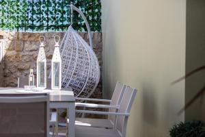 Sokaki Villas, rustic ambience, By ThinkVilla في Khromonastírion: طاولة وكرسيين عليها زجاجات