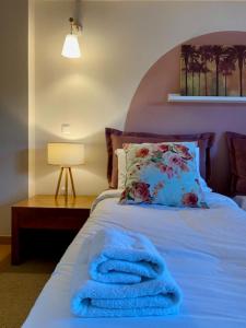 um quarto com um cobertor azul numa cama em Althea Apartments em Katakolon