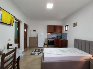 uma cozinha com uma cama grande num quarto em Dona's Studio Apartment em Gjirokastër