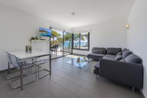 una sala de estar con un sofá y una mesa en Apartamento Oratge 1, en Port de Pollença (Puerto Pollensa)
