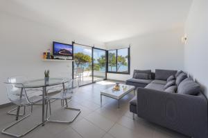 a living room with a couch and a table at Apartamento Oratge 3 in El Port