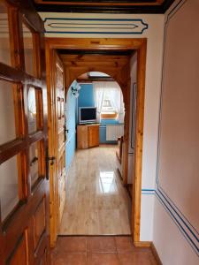 un couloir avec une porte et une télévision dans une chambre dans l'établissement Астра къща за гости, à Koprivchtitsa