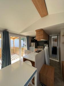 Kuchyňa alebo kuchynka v ubytovaní Mobil-home à 100m des plages - tout équipé - 8 pers - Camping Siblu 4 étoiles