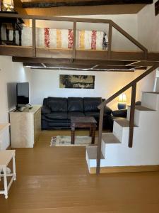 Casa Rural El Pasil في أرونا: غرفة معيشة مع أريكة وأسرّة بطابقين