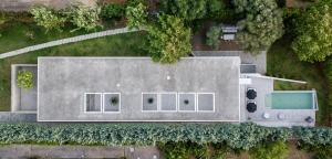 una vista aérea de un edificio con piscina en Villa 7, en Perivólia