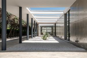 a hallway of a building with a row of windows at Villa 7 in Perivólia