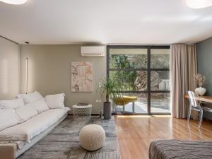 a living room with a white couch and a table at Villa 7 in Perivólia