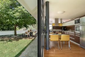 a kitchen and dining room with a view of a yard at Villa 7 in Perivólia
