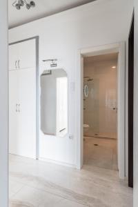 Cette chambre blanche comprend une salle de bains pourvue de toilettes. dans l'établissement Vitosha Str 2BD White & Blue Apt, à Sofia