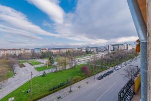 - une vue sur une ville avec une rue et des bâtiments dans l'établissement Vitosha Str 2BD White & Blue Apt, à Sofia