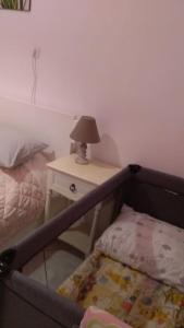 1 dormitorio con 1 cama y 1 mesa con lámpara en Stefano's country house 2, en La Canea