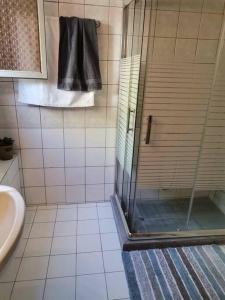 um chuveiro com uma porta de vidro na casa de banho em Stefano's country house 2 em Chania Town