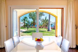 Sharm and Charme at Sheraton Resort في شرم الشيخ: غرفة طعام مع طاولة مع وعاء من الفواكه عليها