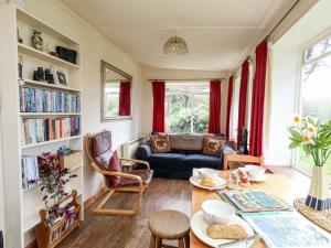 ein Wohnzimmer mit einem Tisch und einem Sofa in der Unterkunft Eweleaze in Dorchester