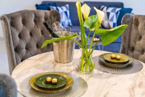 Apartment Olive 2 في موكوسيكا: طاولة خشبية عليها طبقين من الطعام